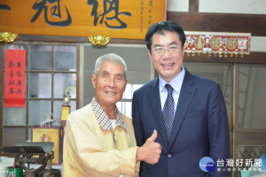 無米樂崑濱伯高興的為黃偉哲豎大拇指。