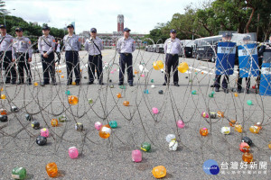「2017秋鬥」12日登場，不滿一例一休修法，鬆綁七休一，提高加班時數，
勞工上凱道抗議，將400個小豬撲滿丟向總統府
(圖／翻攝臉書 秋鬥：左派力量／張榮隆攝 )