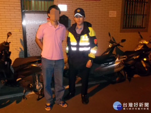 找警察就對了   粗心男鑰匙掉水溝龍警協助脫困