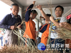 大甲區農會昨日舉辦「大甲匠師的故鄉微旅行」，民眾體驗大甲農村風情手編織藺草樂。（記者陳榮昌攝）