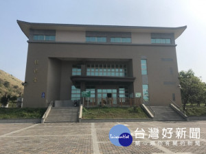 大甲納骨塔塔位用盡，生命禮儀處增設二千位，卻連流標二次，造成風水仙無法替仙逝者找到位，民眾有怨言。（記者陳榮昌攝）
