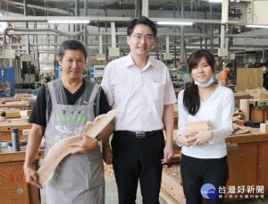 雲嘉南分署長柯呈枋(中)與大木作工匠班學員翁文聖(左)及楊維軒(右)手持作品合影。