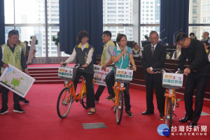 張雅旻邀多位主管試騎iBike