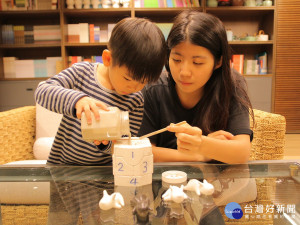 小狗注漿灌模體驗包」讓大人小孩都瘋狂，隨時都能在家開注漿陶藝課。（圖／陶博館提供）
