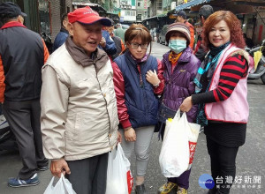 新莊區信義里長吳秋桂，關懷弱勢不遺餘力。（圖／記者黃村杉攝）