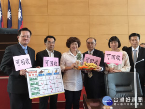 果皮是廚餘或垃圾，市議員李麗華考倒官員。林重鎣攝