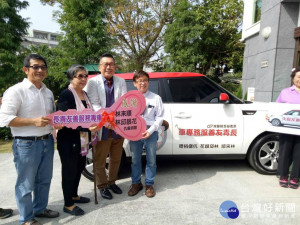 圖:林邱銀花女士(左二)與其子林文村董事長(右二)及家族共同捐贈長青友善專車給與嘉基，由嘉基社區服務部主任林茂安特助(右一)代表受贈