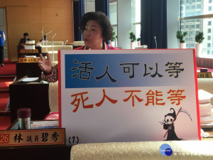 市議員林碧秀質詢衛生所缺主任相驗。林重鎣攝
