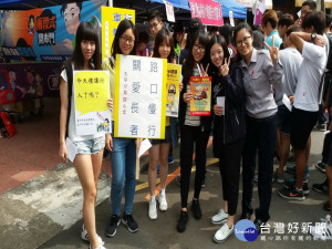 太平警方向大學生宣導交通安全。林重鎣攝