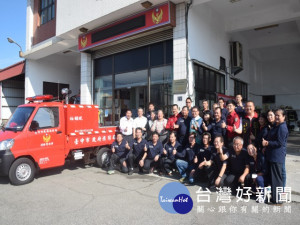 大甲幼獅工業區維格公司，十五日捐贈配有高壓幫浦等救火功能的小型消防警備車，祈望發揮保護地方功能。（記者陳榮昌攝）