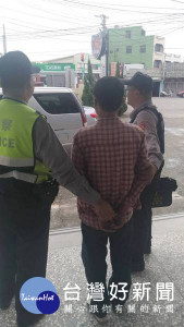 男子攜毒巧遇警方盤查，遭現逮送辦。（記者陳昭宗拍攝）