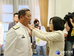 國防部22日公布慶富案懲處名單，海軍司令黃曙光（左一）被記兩次申誡。（圖／資料照片）