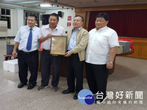 大陸省台辦主任鄧保生一行八人，昨日下午參訪外埔區無極三清總道院，廟方致送省台辦主任鄧保生一塊藺草編織台灣圖騰，以示友情常在。（記者陳榮昌攝）
