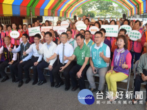 大甲區日南社區暨長照服務活動中心，預定興建二年竣工後使用，十六日林市長與會說明工程經費來源，並與鄉親合照。（記者陳榮昌攝）