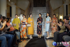 實踐大學服飾設計與經營學系的同學帶來復古走秀，重新演繹古著。（圖／記者郭文君攝）
