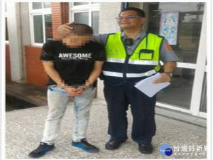 警方查緝兒子施毒，意外逮獲一樣有毒癮的父親，感嘆父親做出最不良的示範。（記者陳昭宗拍攝）