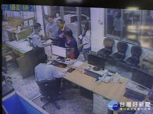 警方將迷路婦人帶回派出所。林重鎣翻攝