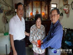 台電風電處慰問低收入戶。林重鎣翻攝