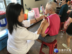 公費流感疫苗即將用罄，高雄市政府衛生局呼籲全市中高齡長者儘速施打，遠離流感威脅。（圖／記者許凱涵攝）