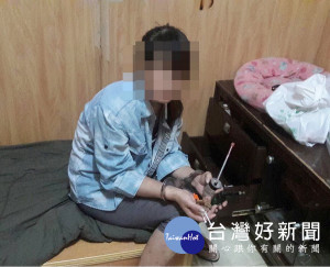 許女不想被關過著半隱居的生活，見到北港警方上門拘捕嚇了一跳，感佩員警的查緝能力。（記者陳昭宗翻攝）