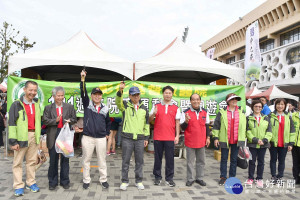 彰基院長郭守仁醫師（左三）、彰基董事長陳信良牧師（左四）及彰基職工福利委員會主委林國華醫師（左五），與董事會成員為園遊會鳴槍開賣。圖／彰基醫院提供