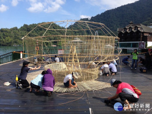 體驗的工作內容以參與地景藝術設置為主，跟著國際竹藝大師「范承宗」老師一起創作「魚筌」竹編。