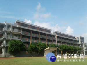 大甲國小今年適逢創校一百二十週年、加上耗資一億三千餘萬元四樓新教室竣工，學校訂二十五日舉辦「大甲薪傳雙甲子　創新卓越展風華」與民眾共同慶祝雙喜。（記者陳榮昌攝）
