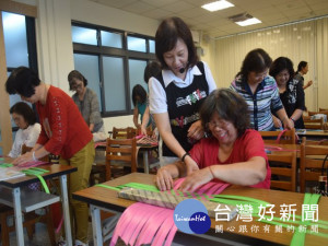 熱衷節能減碳工作，擁有一手編織手藝的大甲鎮婦女張素美，應邀在圖書館教二十餘位婦女編織手藝，多元美觀造型受到民眾喜愛。（記者陳榮昌攝）