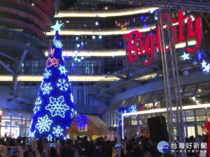 知名百貨聖誕點燈 巨型聖誕樹吸睛
