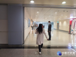20日下午4時許，桃園國際機場傳出第二航廈地下室疑似電線走火，造成出境大廳煙霧瀰漫。火勢在半小時後就已撲滅，警消目前正調查起火原因。（圖片來源／PTT網友JustTheCan）
