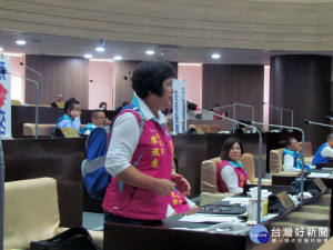 陳淑惠議員背著孫子書包上議事堂請教育處為國小學童書包減重。