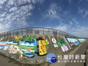 台中市大甲「匠師的故鄉」休閒農業區旁西勢海堤堤防，彩繪師張住在耗時2個月時間，完成美極的打開遇(芋)見幸福等彩繪，提升了臨海區域之美觀。（記者陳榮昌攝）