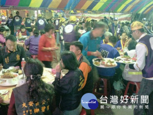 大安區公所與永安里保安西天廣安宮及熱愛公益全台廚師組成的「義廚團」，聯合舉辦「寒冬送糧、愛心圍爐宴」四十桌席宴請大安區內弱勢團體品嚐佳餚、聽歌、摸現金彩，二小時無冷場。（記者陳榮昌攝）