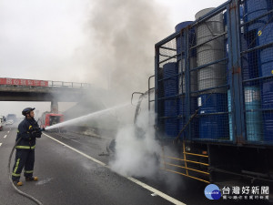 中山高南下北斗路段發生火燒車　大貨車燒成廢鐵造成回堵2公里