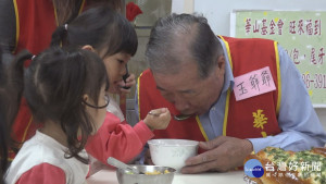 華山溫馨感恩節　籲各界認捐寒士尾牙宴