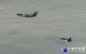 中共伊留申Il-78加油機與SU30戰機，22日經巴士海峽飛往西太平洋，從事跨島鏈遠海長航訓練，對台灣的示威與警告意味濃厚。（圖／國防部）