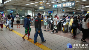 台北市政府衛生局表示自11月24日～11月30日止，凡是搭乘台北市捷運的民眾，滿50歲以上（民國56年及之前出生）符合公費流感疫苗接種資格，並有接種意願者，可攜帶健保卡於設站提供接種服務的18個捷運站立即接種疫苗。（圖／台灣好新聞編輯部）