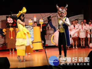 
弘光科技大學今年適逢學校50週年校慶、舉辦第7屆系際盃創意合唱比賽、募集發票全數捐出等系類逗趣又熱鬧等活動，十分熱鬧。（記者陳榮昌攝）