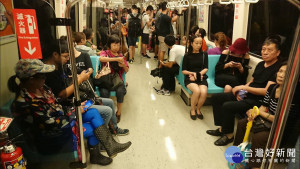 北市公共運輸處宣布，65歲以上的北市愛心悠遊卡持卡人，與55歲以上持愛心悠遊卡的台北市原住民，從11月25日起，將比照敬老卡擴大使用範圍，可免費搭捷運、貓纜。（圖／台灣好新聞編輯部）