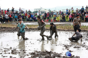 大家變成泥人樂此不疲。（記者扶小萍攝）