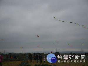 
數百風箏翱翔天空煞是美觀、200人在二十餘座燒柴爌窯，親情加友情，大甲區第二屆風箏節完美熱鬧的在田間舉行。（記者陳榮昌攝）