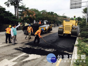 
台一線大甲區經國路不堪長期受到南來北往重車壓輾，造成路面嚴重殘破受損，公路總局昨日完成了最危險的「經國路文武路至育英路段五百一十五公尺路面舖平工程。（記者陳榮昌攝）