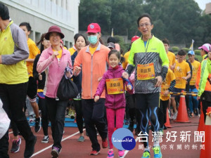弘光科技大學25日舉辦50週年校慶系列活動「弘耀台中公益路跑」，十歲全盲視障女童梁瑜涵由父親陪跑全程（記者陳榮昌攝）