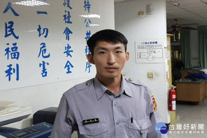 台南市善化警分局海寮派出所暖警黃鈺翔，為走失的八旬老嫗找到回家的路。