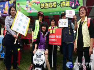 美女區長加正妹女警宣導交通。林重鎣攝