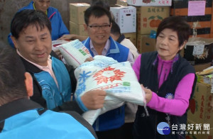 青果公會送暖不間斷 攤商愛心回饋社會
