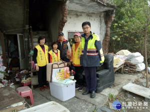 苗警寒冬送「被」　溫暖弱勢家庭身心