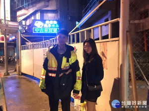 女大生深夜受困公車　警方獲報協助平安返家