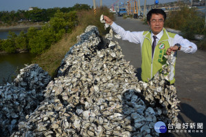 立委黃偉哲支持蚵殼再生利用，再生循環經濟相當肯定。(圖/記者黃芳祿攝)