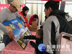 
大甲區公所政風室推出「藝綺吹動廉政風」廉政宣導活動，精密有趣的宣導活潑新點子，孩子與攤員互動熱絡，廉政宣導獲得相當成果及眾人的肯定。（記者陳榮昌攝）
